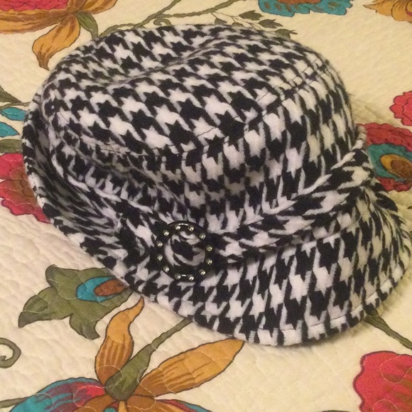 100% cashmere scarf, 66.5” x 12”.  Matching hat with decorative band and buckle. - Picture 5 of 6